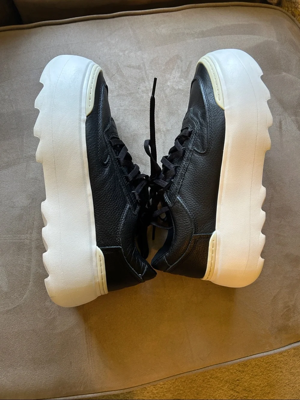 UGG Marin Mega Lace Platform Sneakers size 9.5
